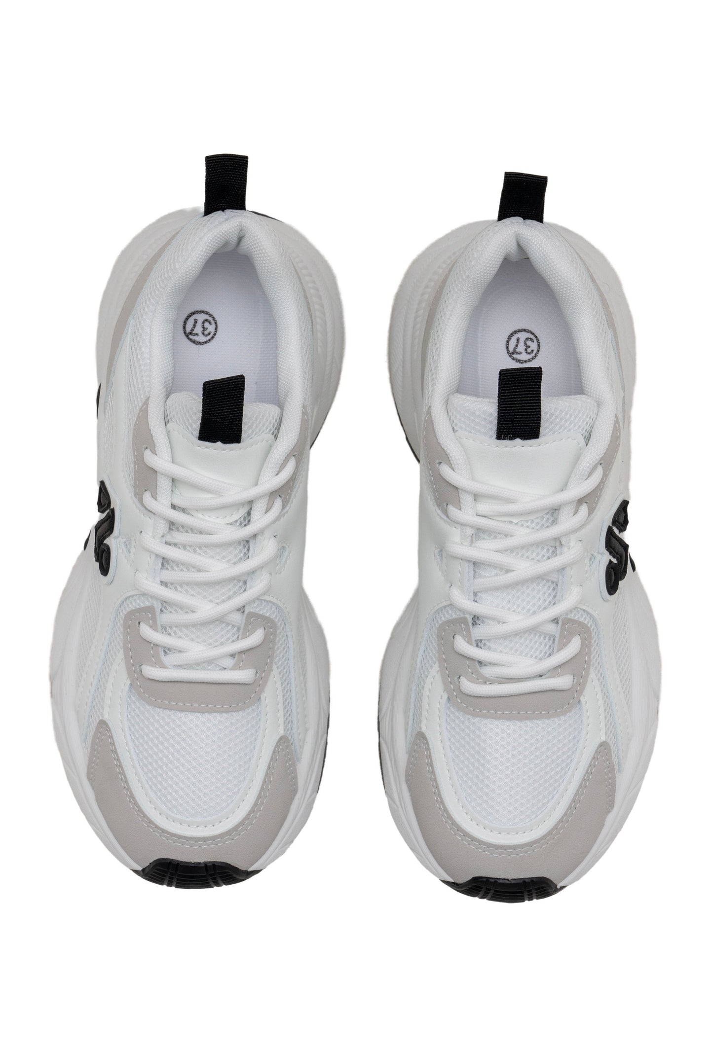 Białe z czarnymi sznurowanymi tenisówkami