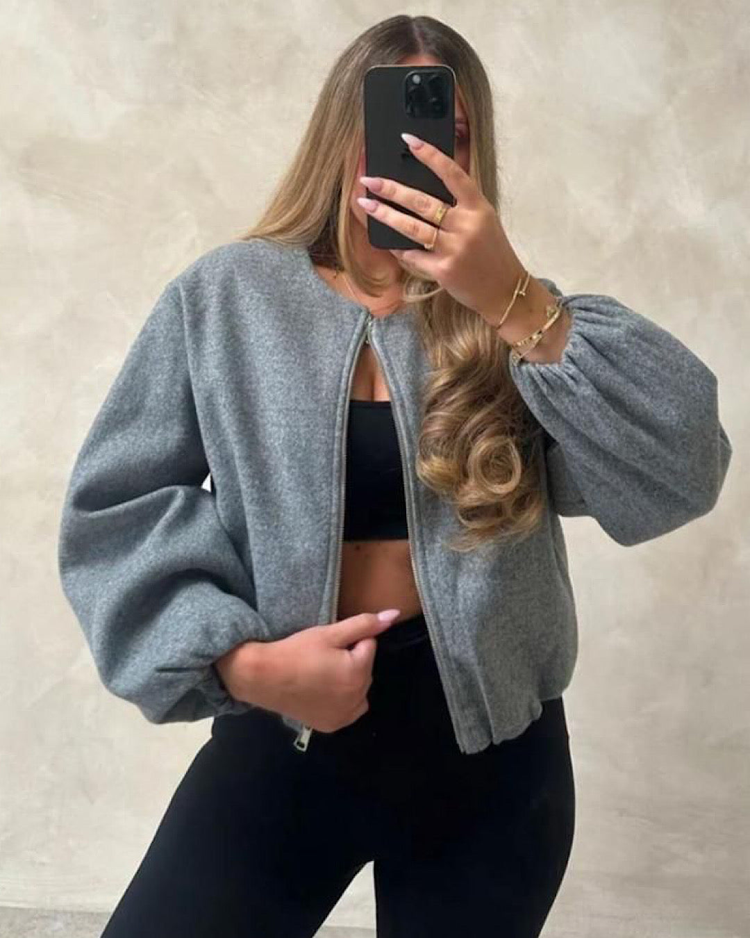 Szara kurtka typu bomber z marszczeniami i rękawami typu balon