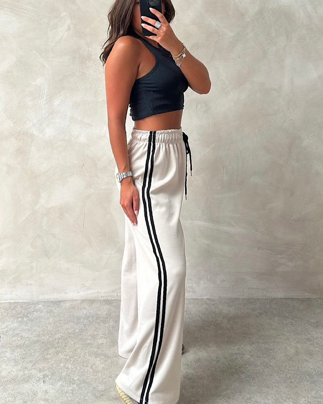 Beżowe spodnie dresowe z czarnymi paskami po bokach