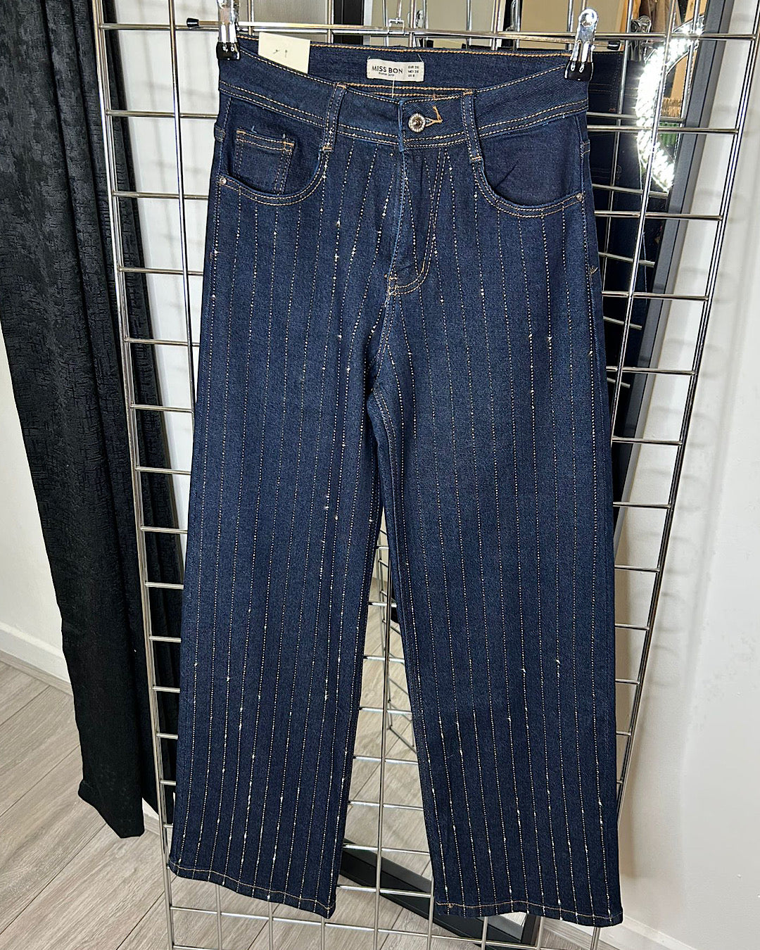 Jeansy z prostymi nogawkami w kolorze niebieskim zdobione diamentami