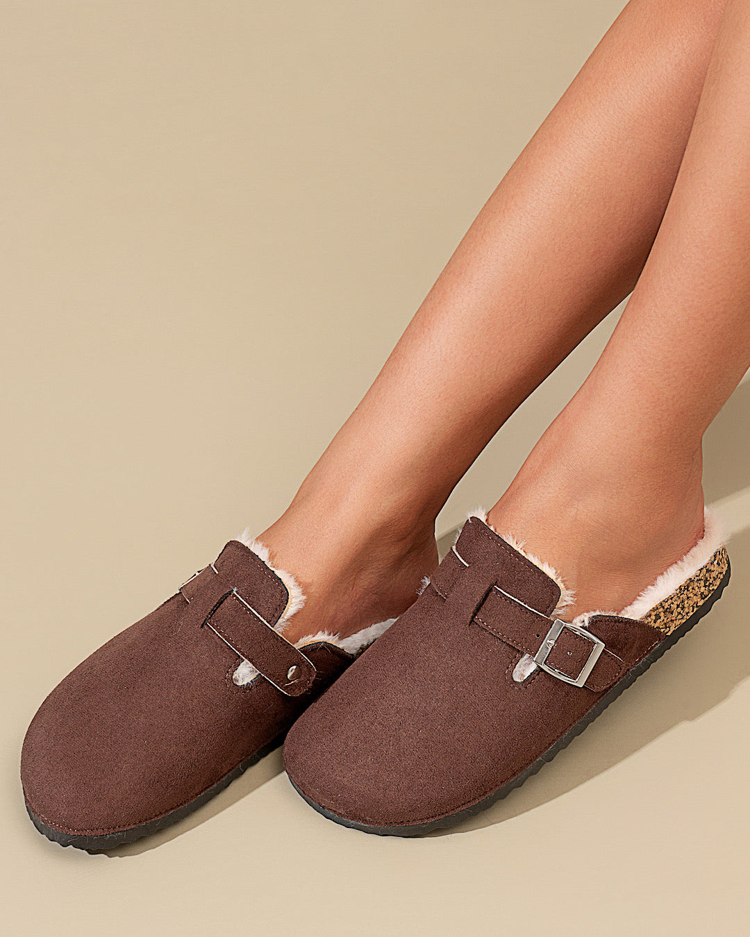 Chodaki z podszewką z futra w kolorze czekoladowym