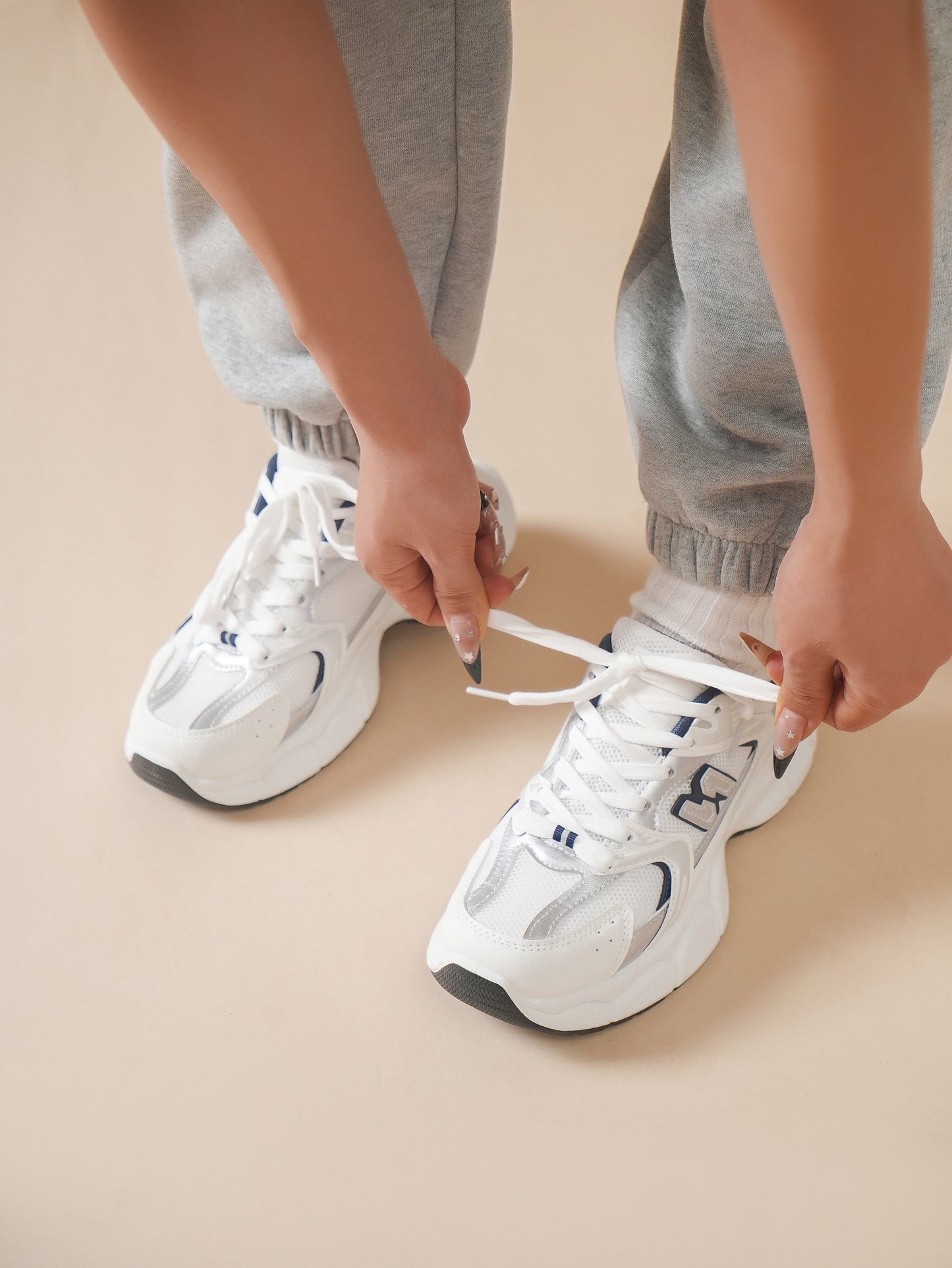 Białe, grube, sznurowane tenisówki