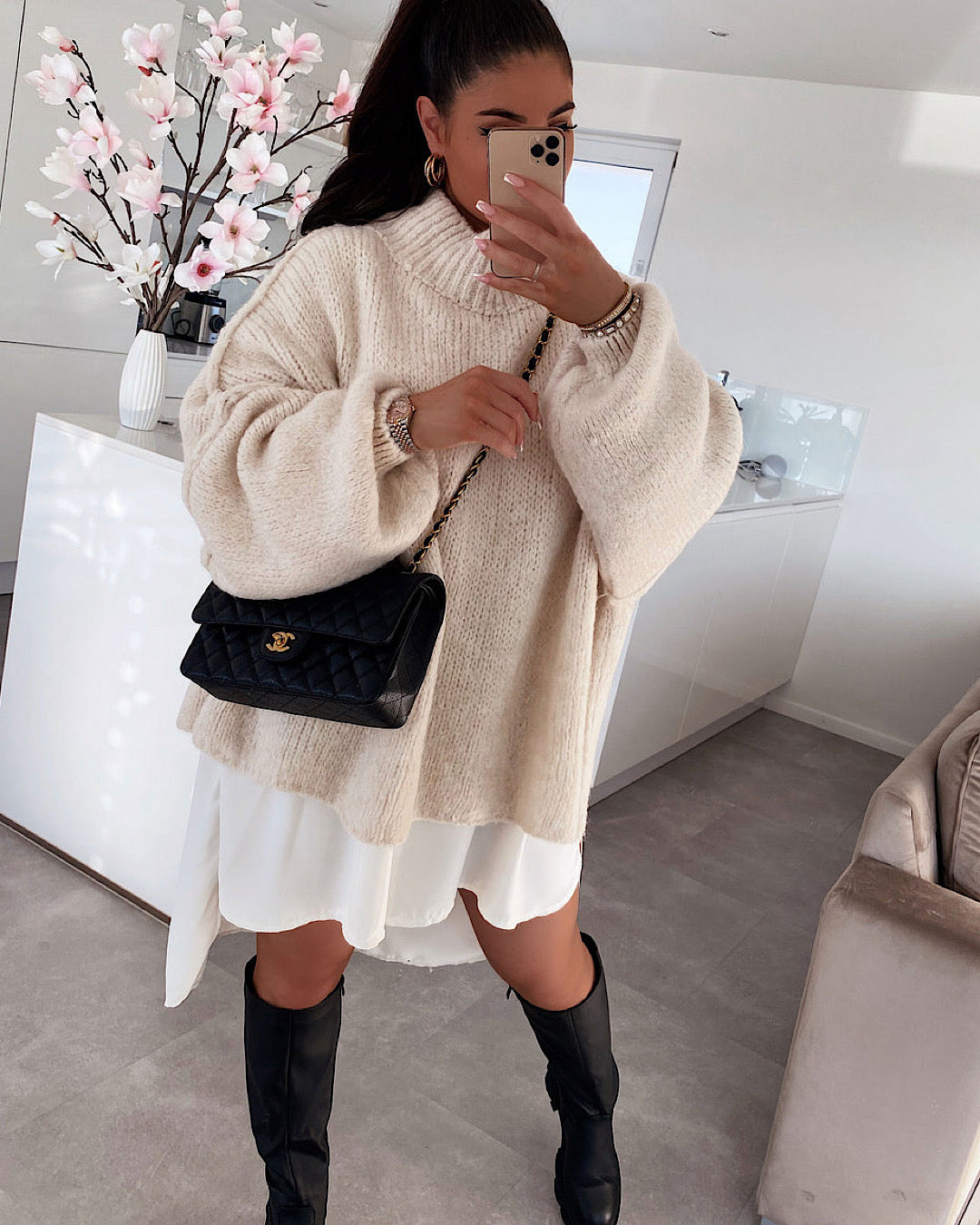 Kremowa, oversize'owa sukienka dzianinowa