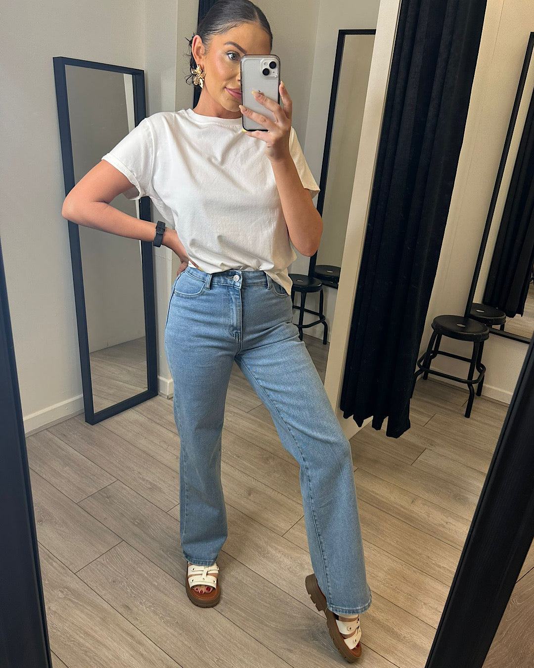 Niebieskie jeansy z szerokimi nogawkami