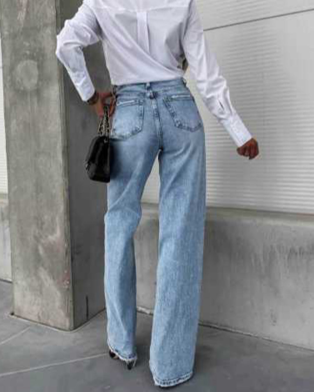 Jeansy z szerokimi nogawkami w kolorze jasnoniebieskim