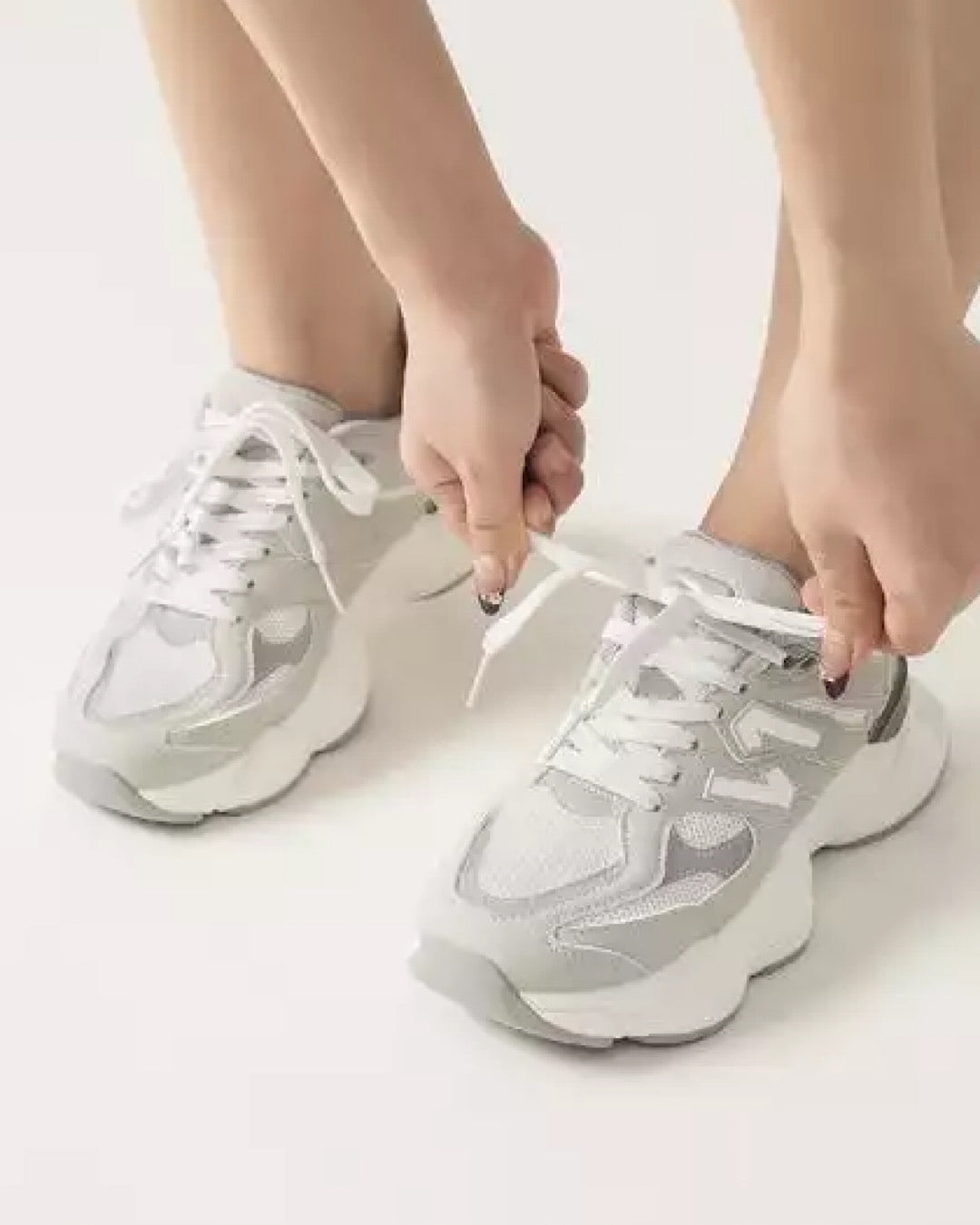 Szare, grube, sznurowane tenisówki