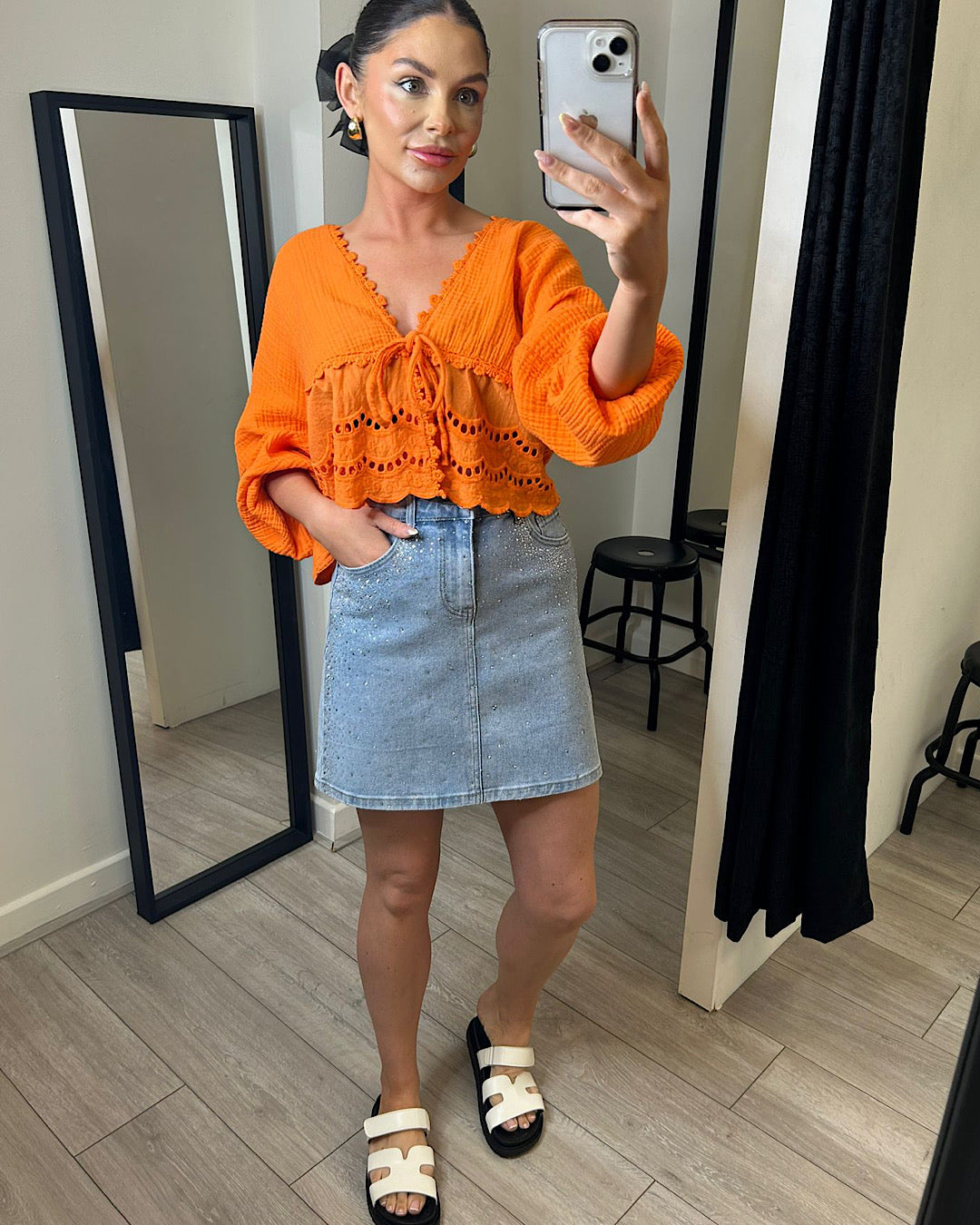 Spódnica z niebieskiego jeansu z diamentami