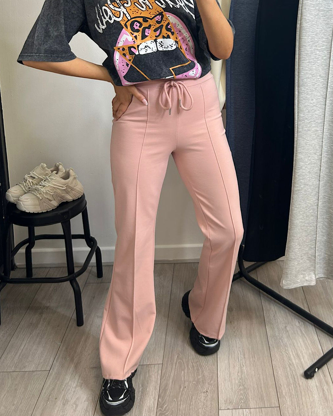 Różowe spodnie dresowe z rozszerzanymi szwami