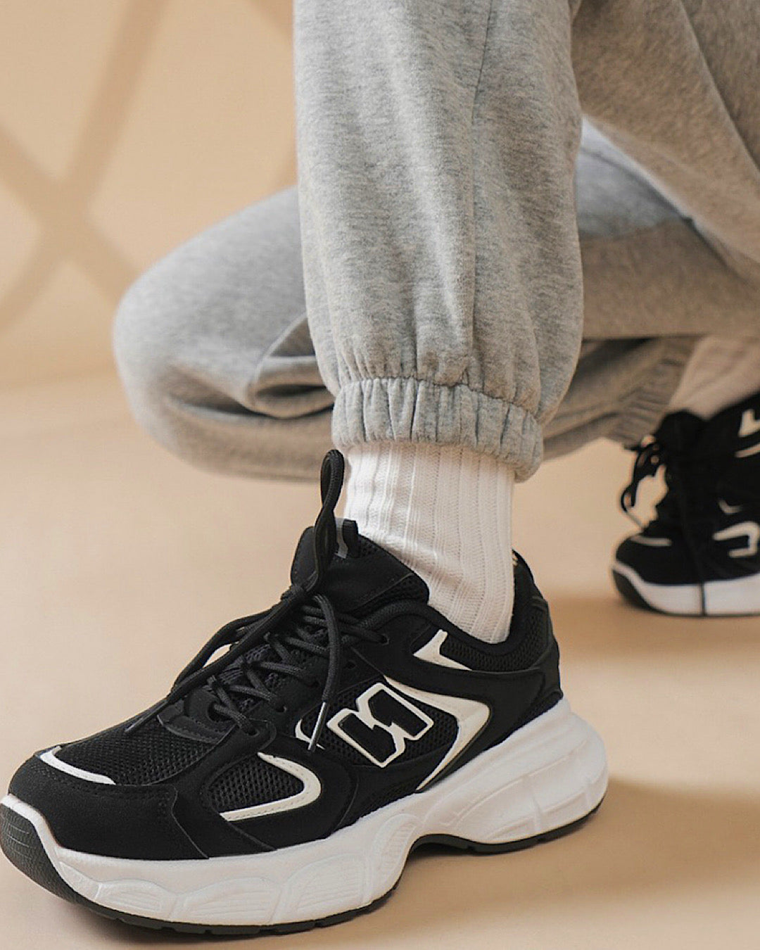 Czarne, grube, sznurowane trampki