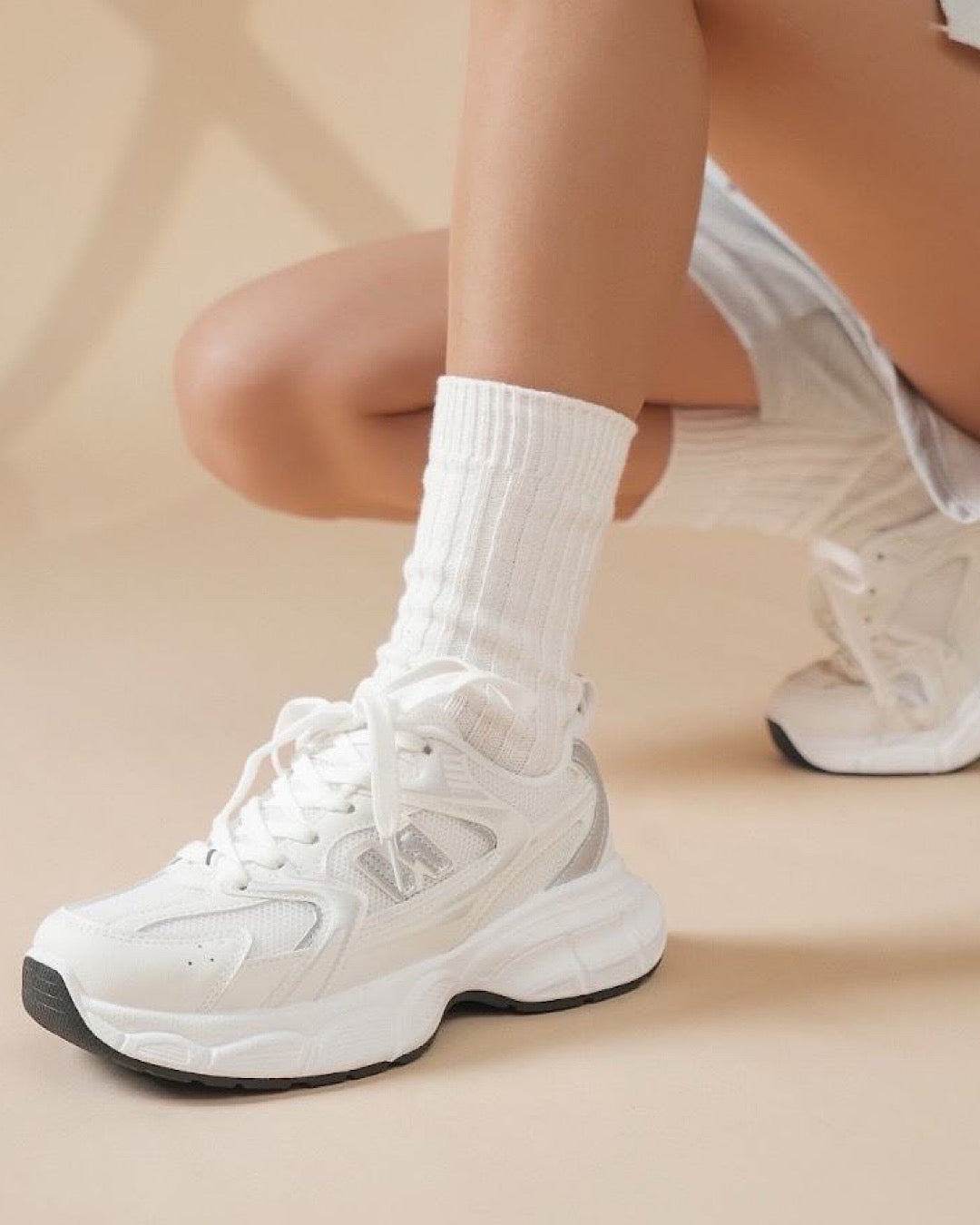 Białe, grube, sznurowane tenisówki