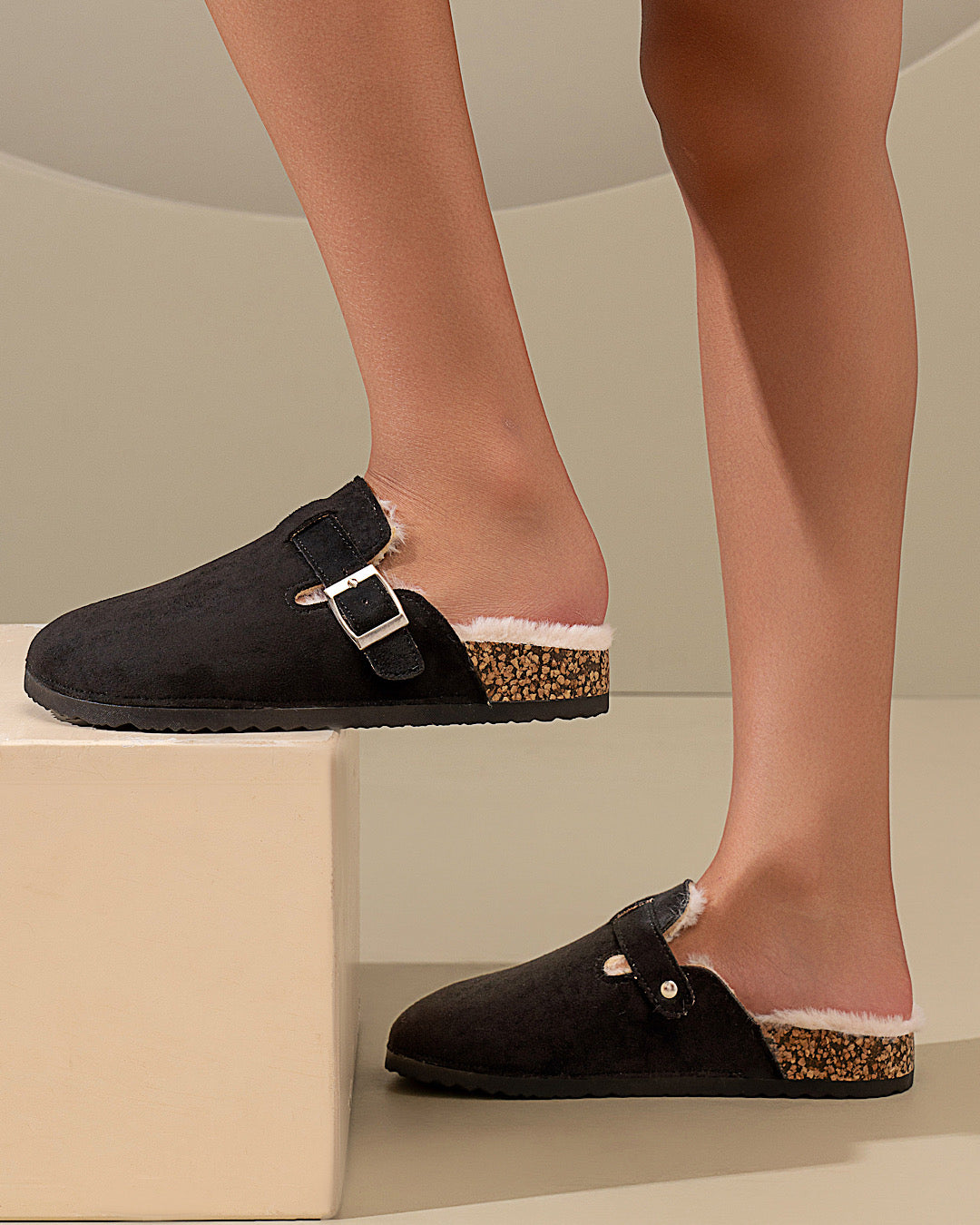Czarne chodaki z podszewką z futra