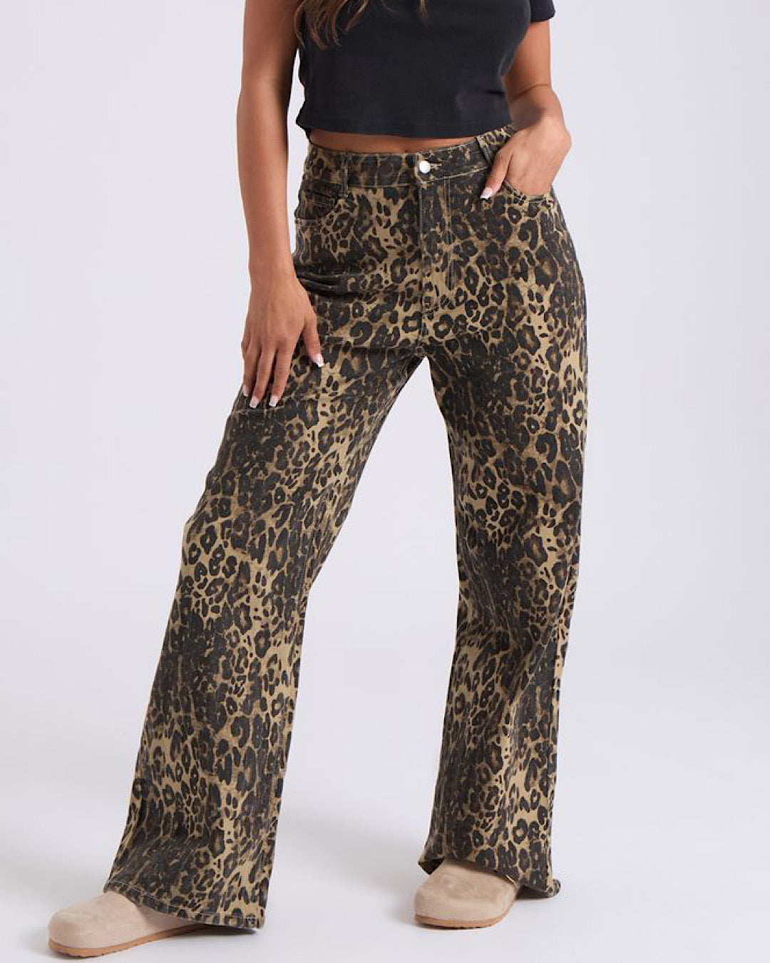 Jeansy z szerokimi nogawkami i nadrukiem w panterkę