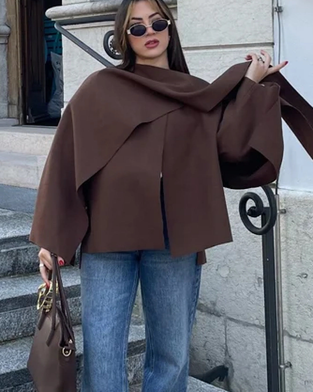 Kurtka-peleryna w kolorze czekoladowym