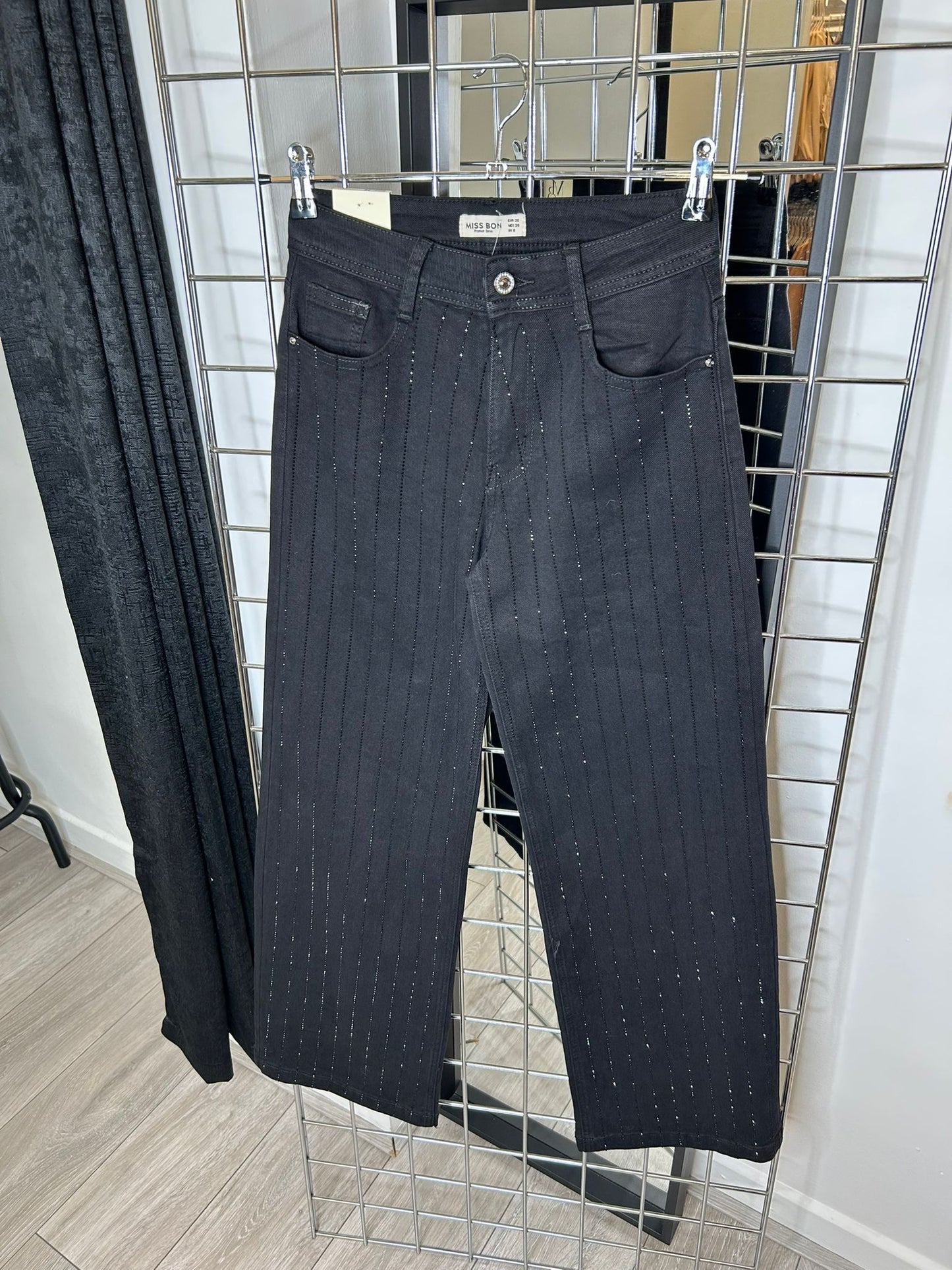 Jeansy z prostymi nogawkami i czarnymi zdobieniami w kształcie diamentów