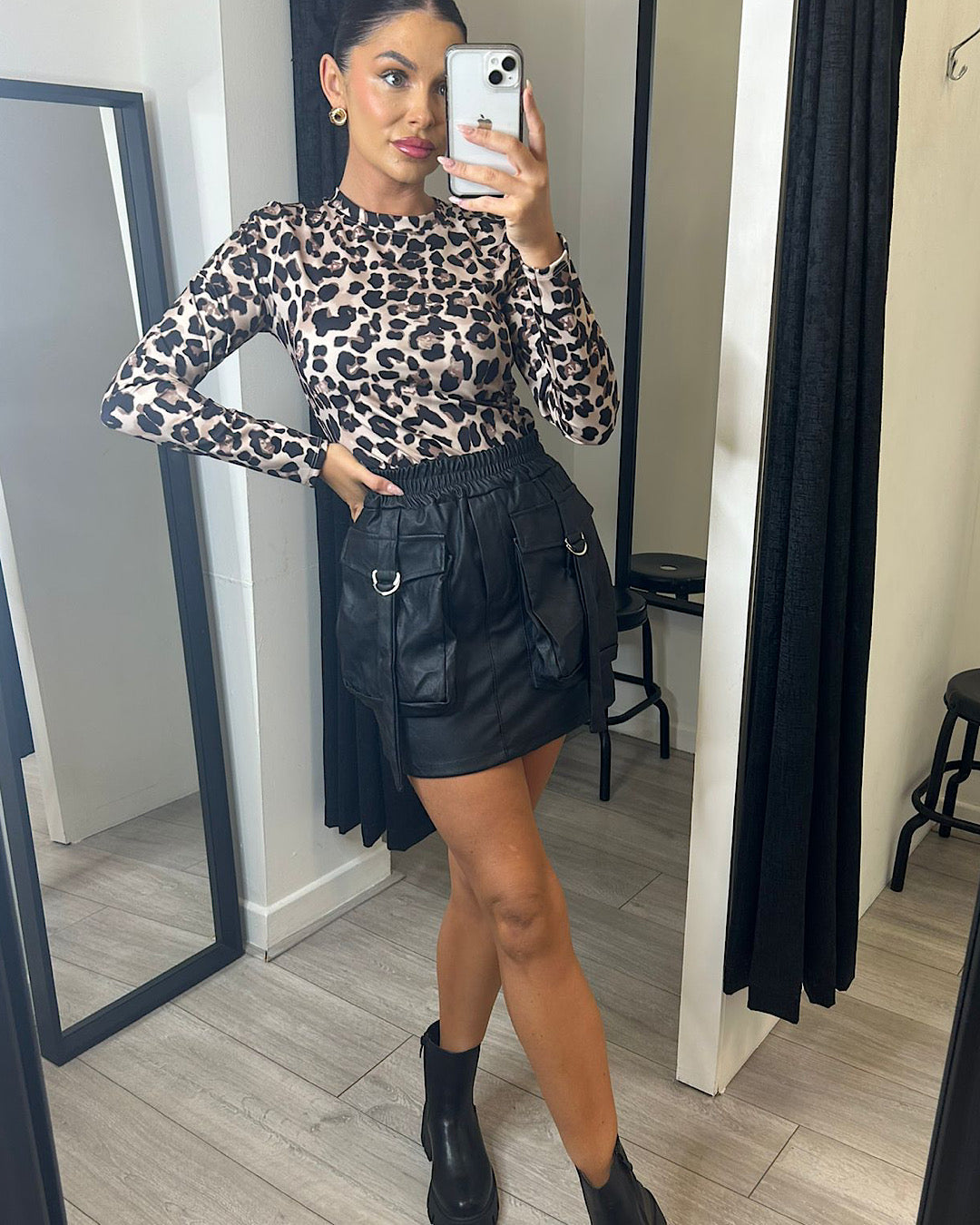 Czarna skórzana spódnica cargo z kieszeniami